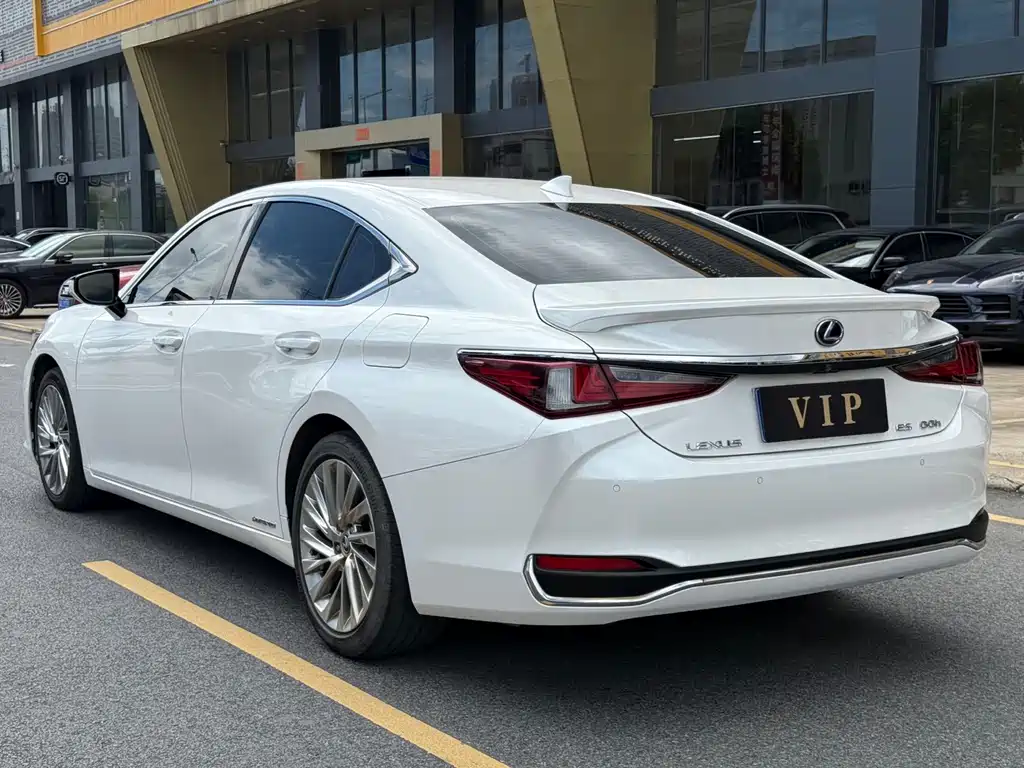 Lexus ES 2020 — фото 9