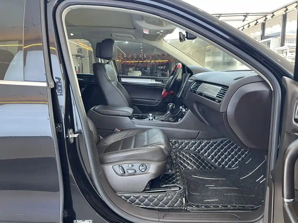 Volkswagen Touareg 2017 — фото 16