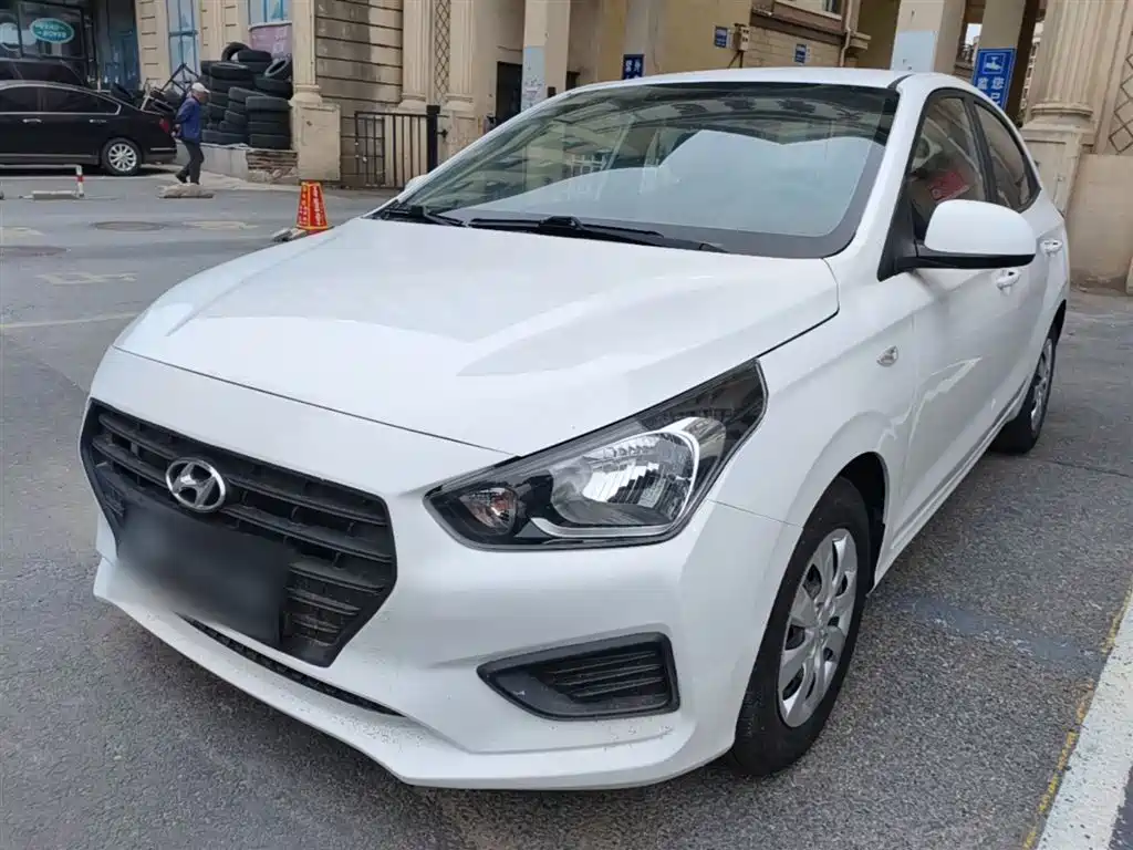 Hyundai Verna 2017 — фото 1
