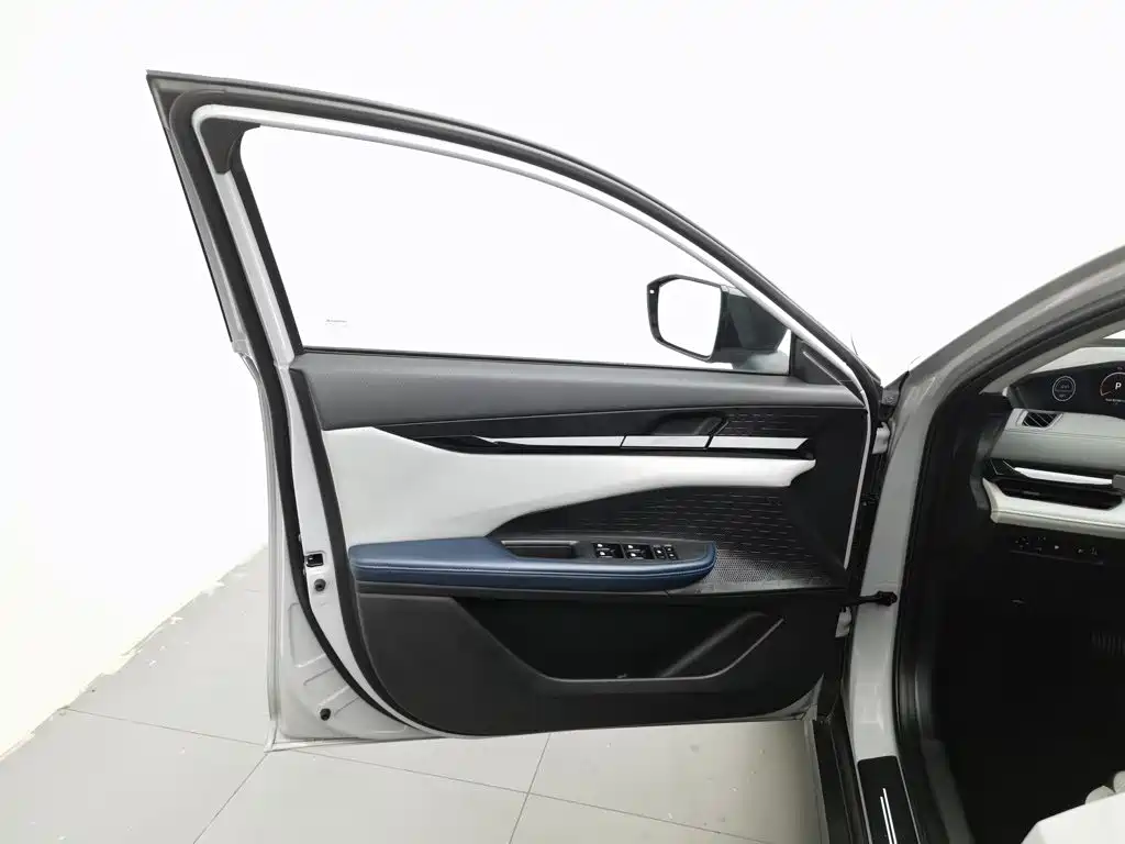 Changan UNI-V Smart Electric Idd 2023 — фото 8