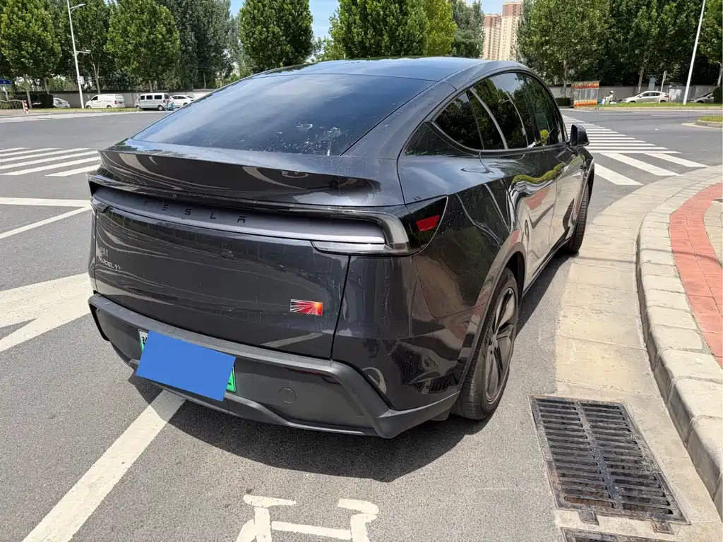 Tesla Model Y 2025