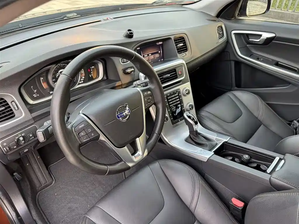 Volvo V60 2018 — фото 15