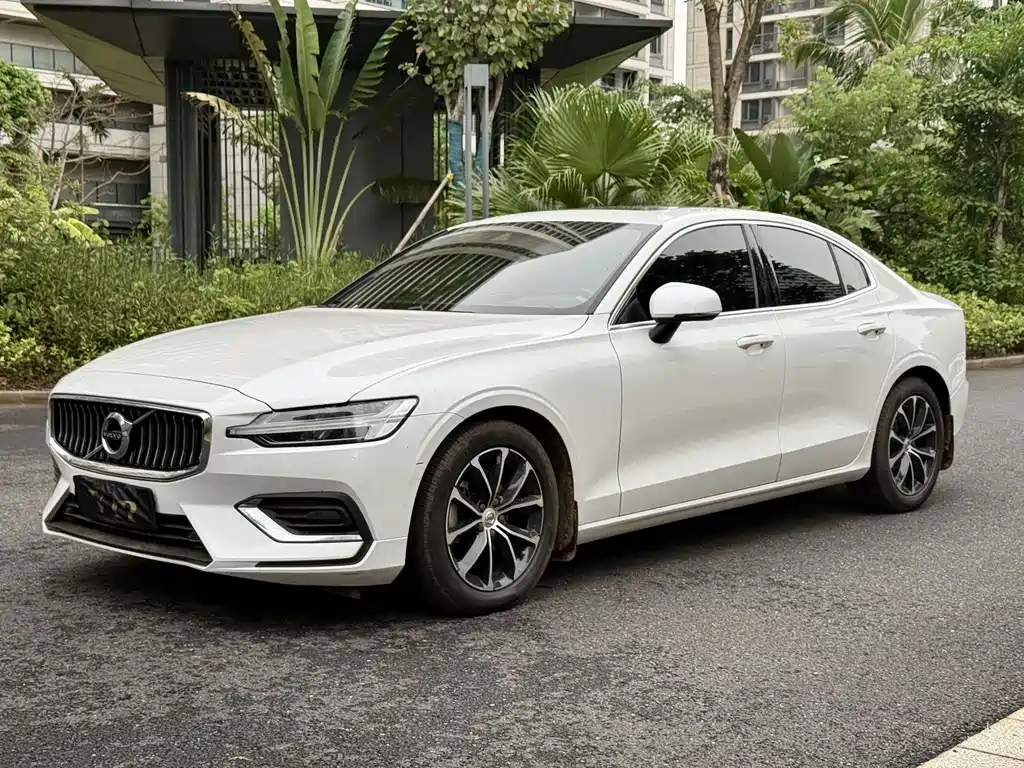 Volvo S60 2022 — фото 10