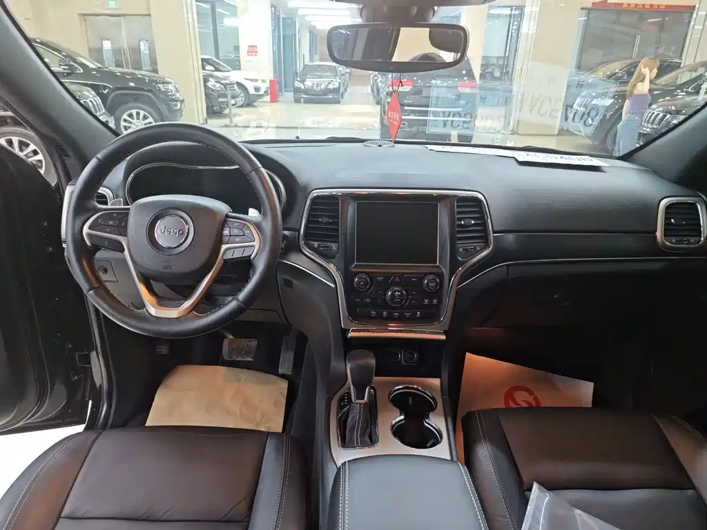 Jeep Grand Cherokee 2018 — фото 14