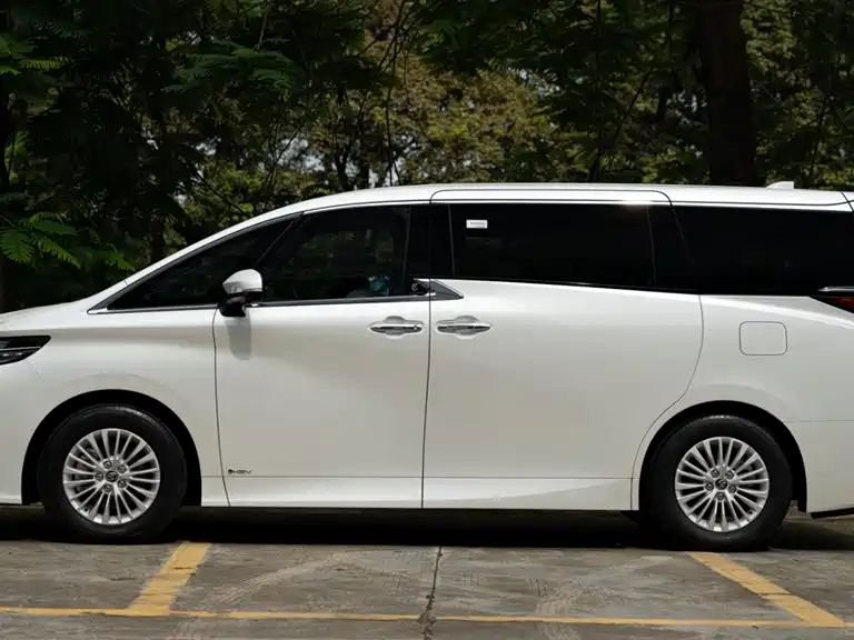 Toyota Alphard — фото 3