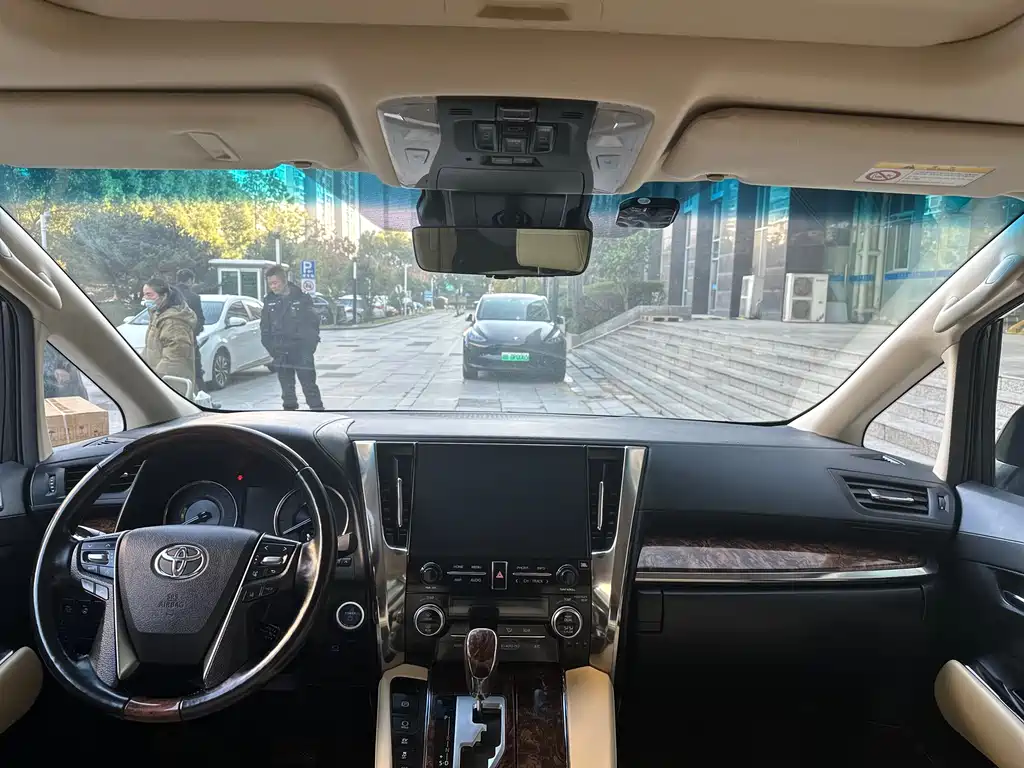 Toyota Alphard 2021 — фото 11