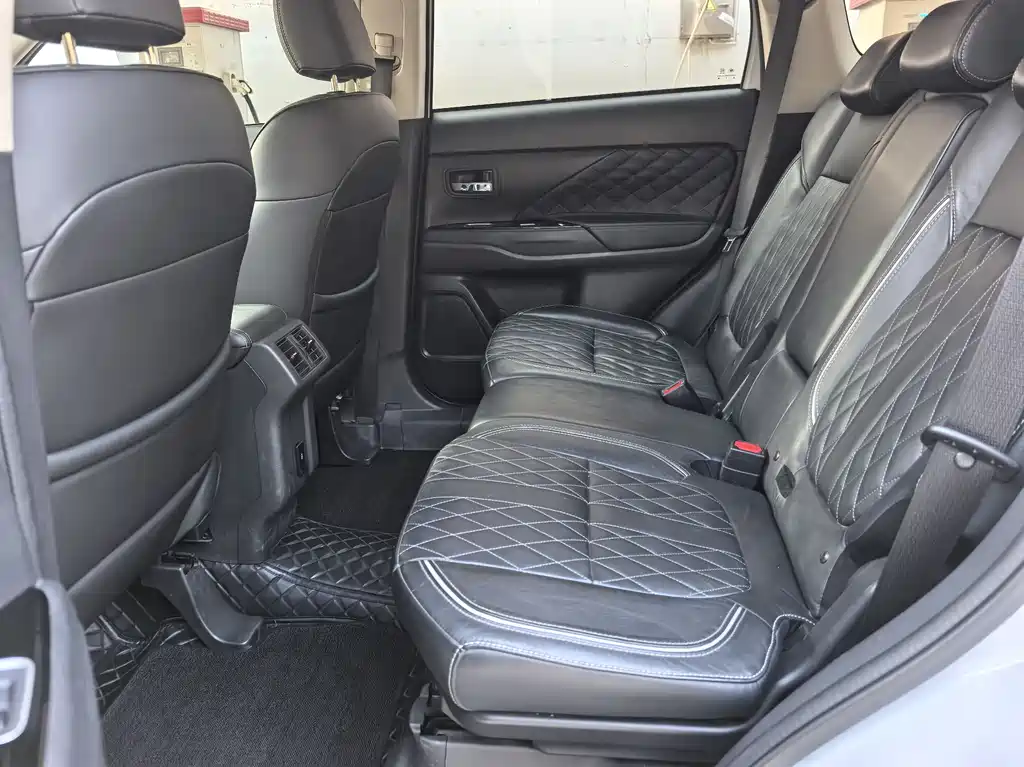 Mitsubishi Outlander 2020 — фото 16