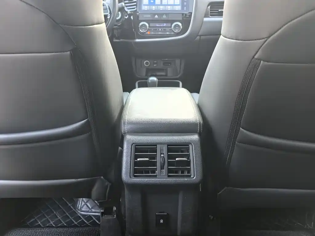 Mitsubishi Outlander 2020 — фото 18