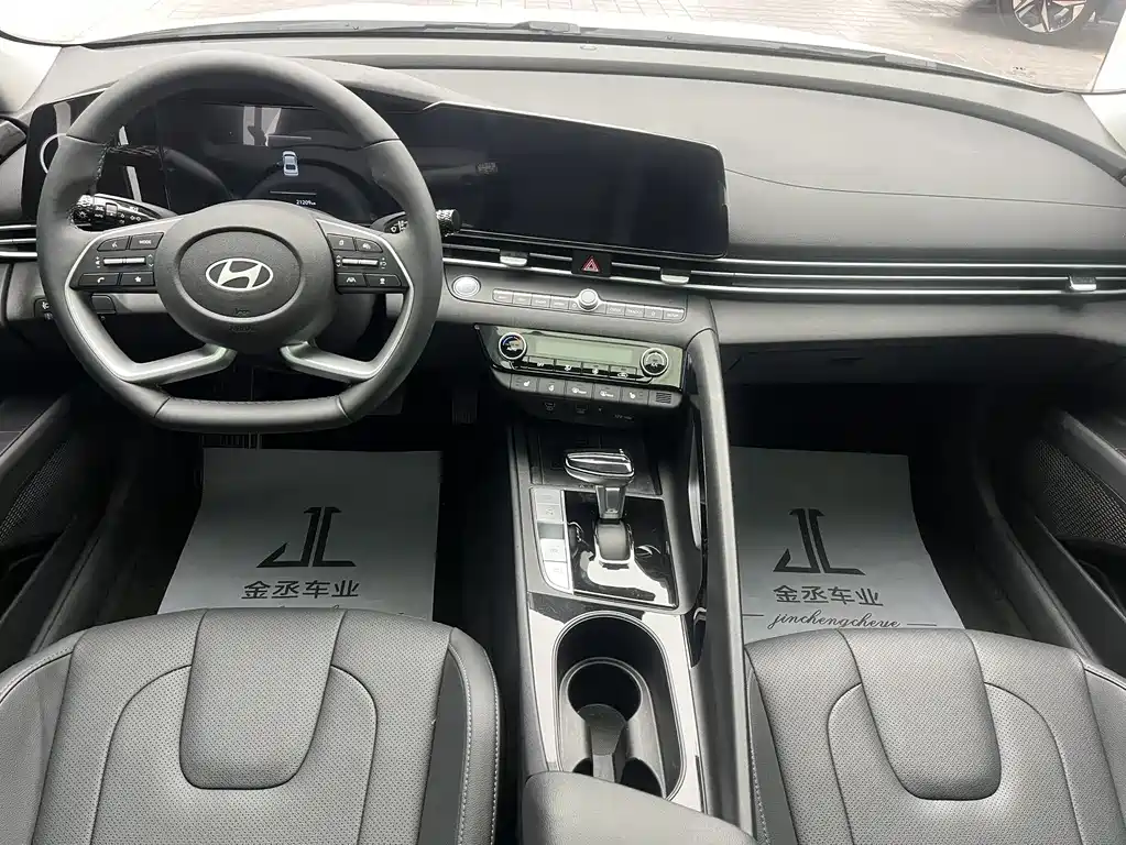 Hyundai Elantra 2023 — фото 9