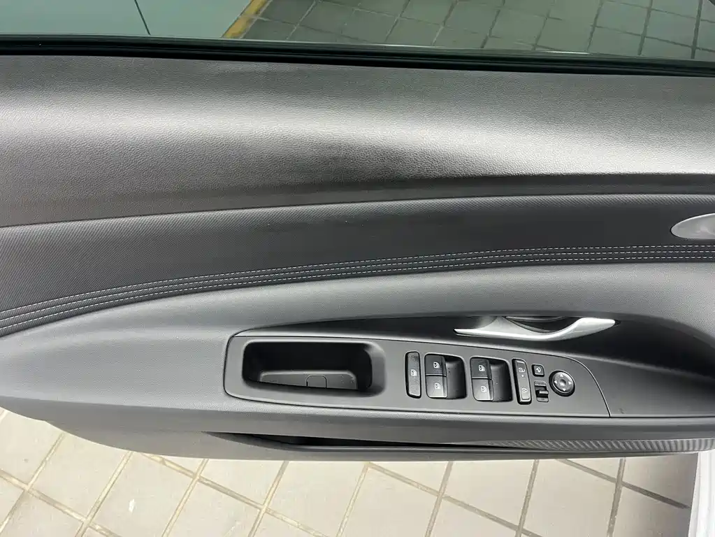 Hyundai Elantra 2023 — фото 16