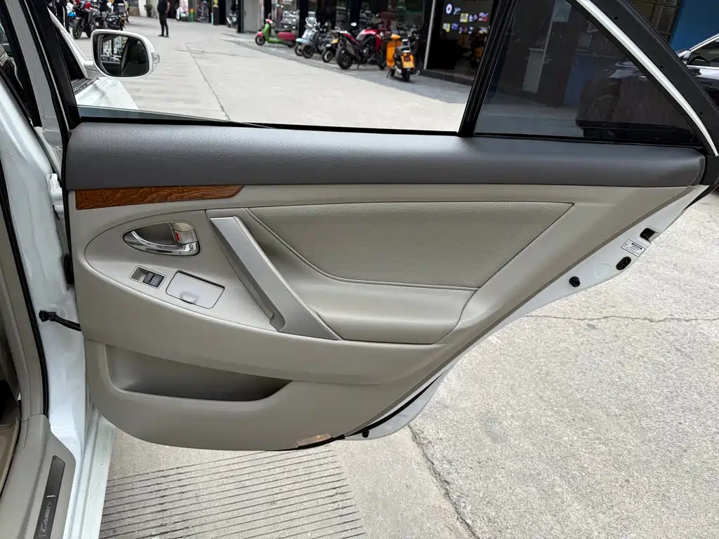Toyota Camry 2011 — фото 24