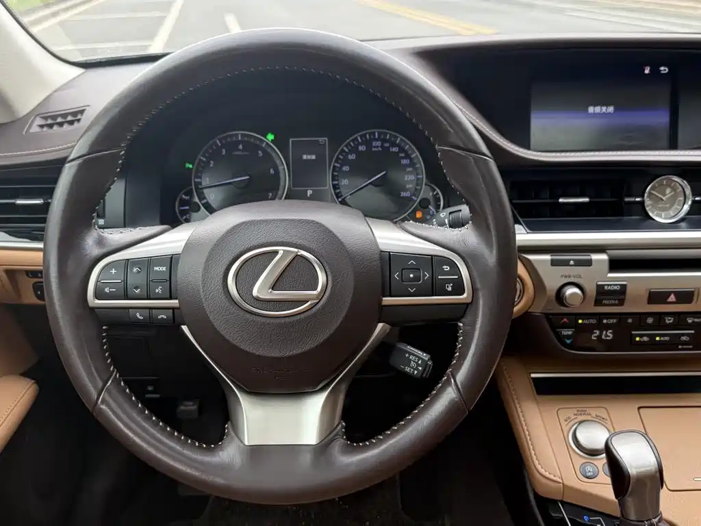 Lexus ES 2016 — фото 6