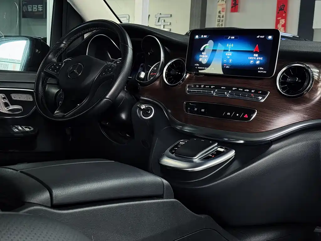 Mercedes-Benz V-Class 2023 — фото 16