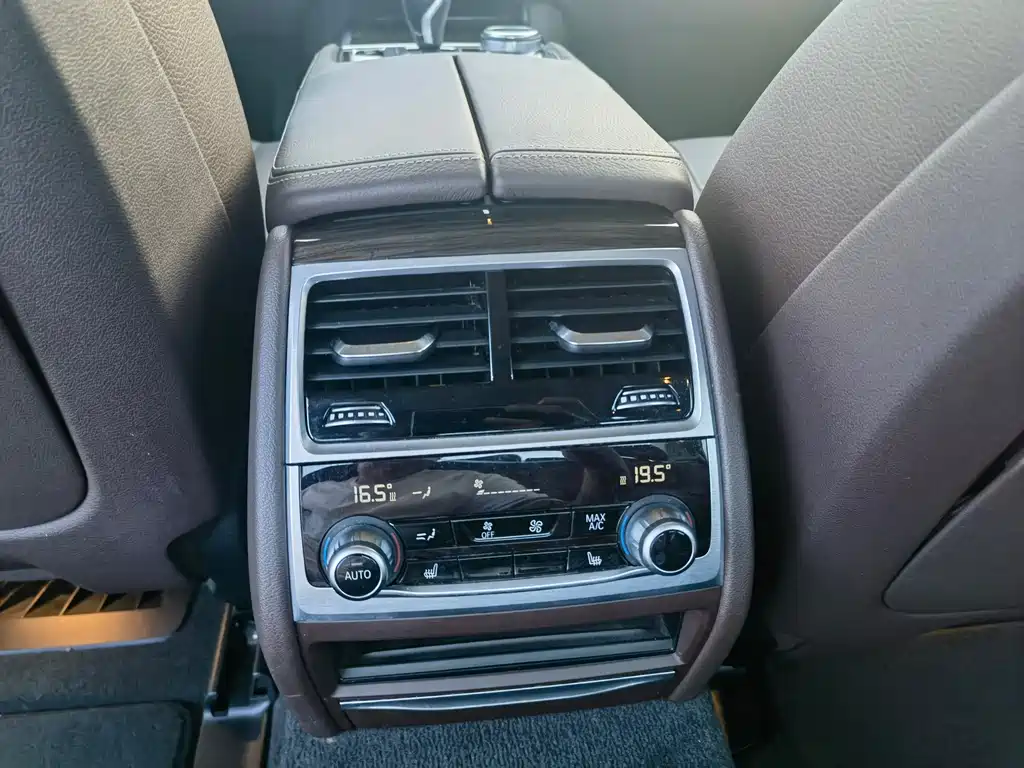 BMW 7 Series 2017 — фото 13