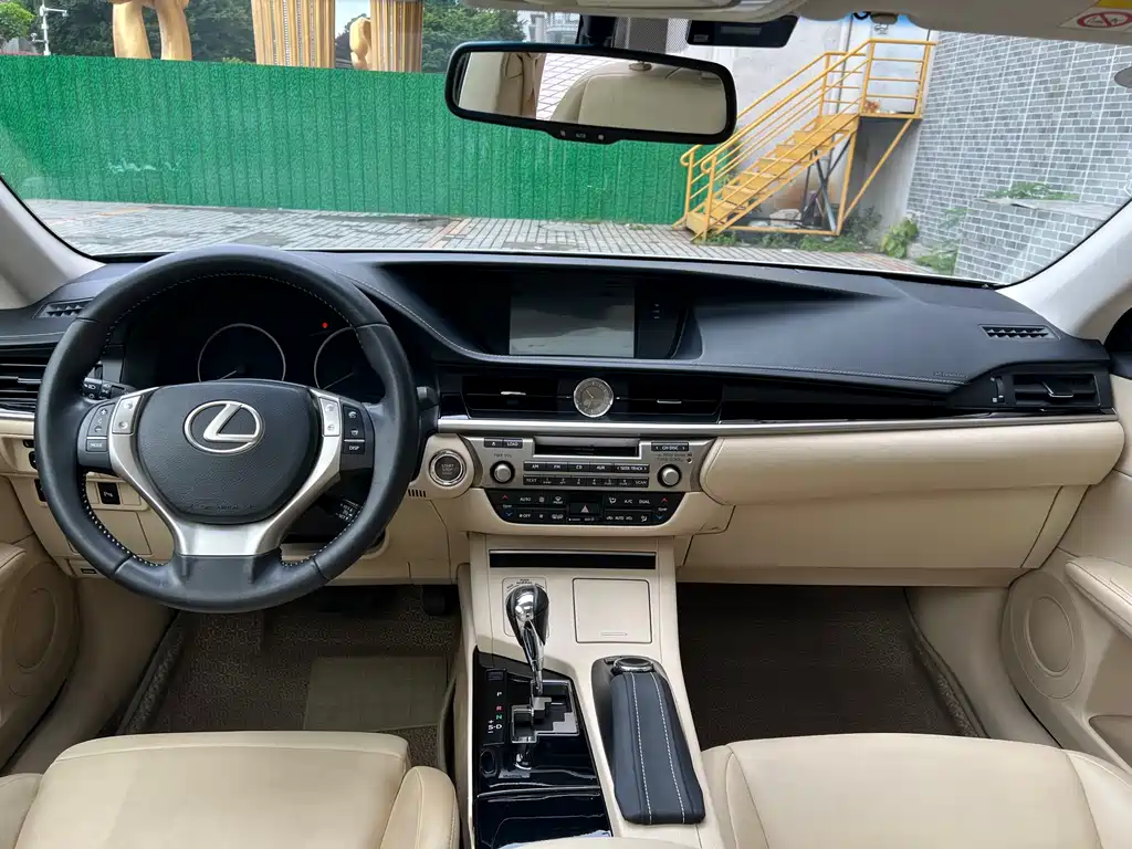 Lexus ES 2014 — фото 15