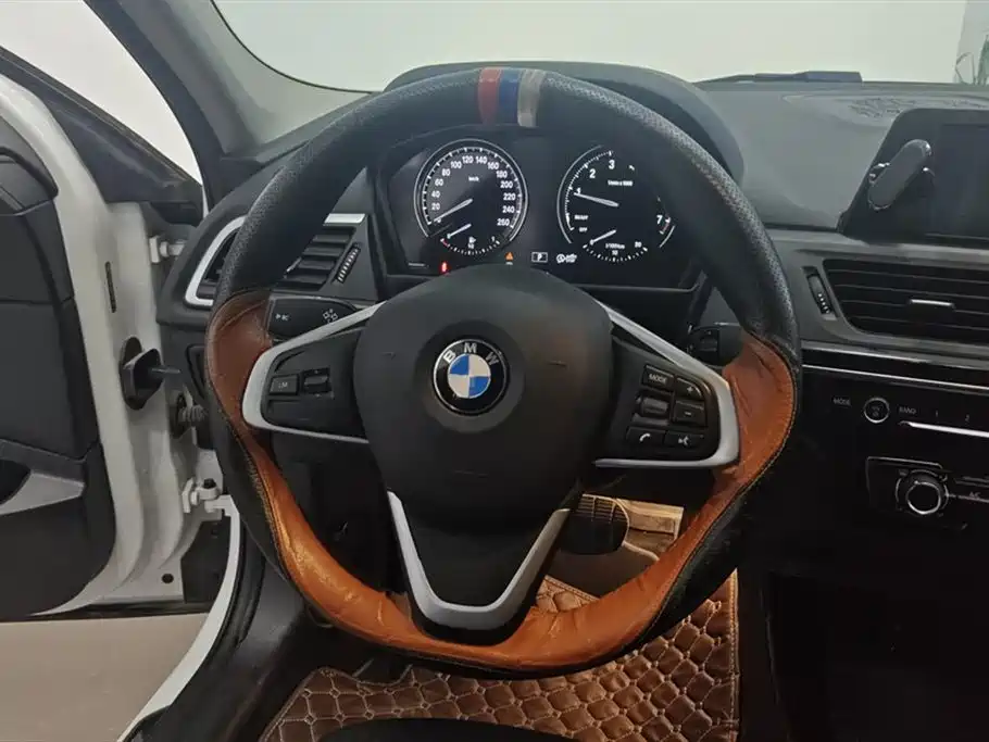 BMW 1 Series 2018 — фото 15