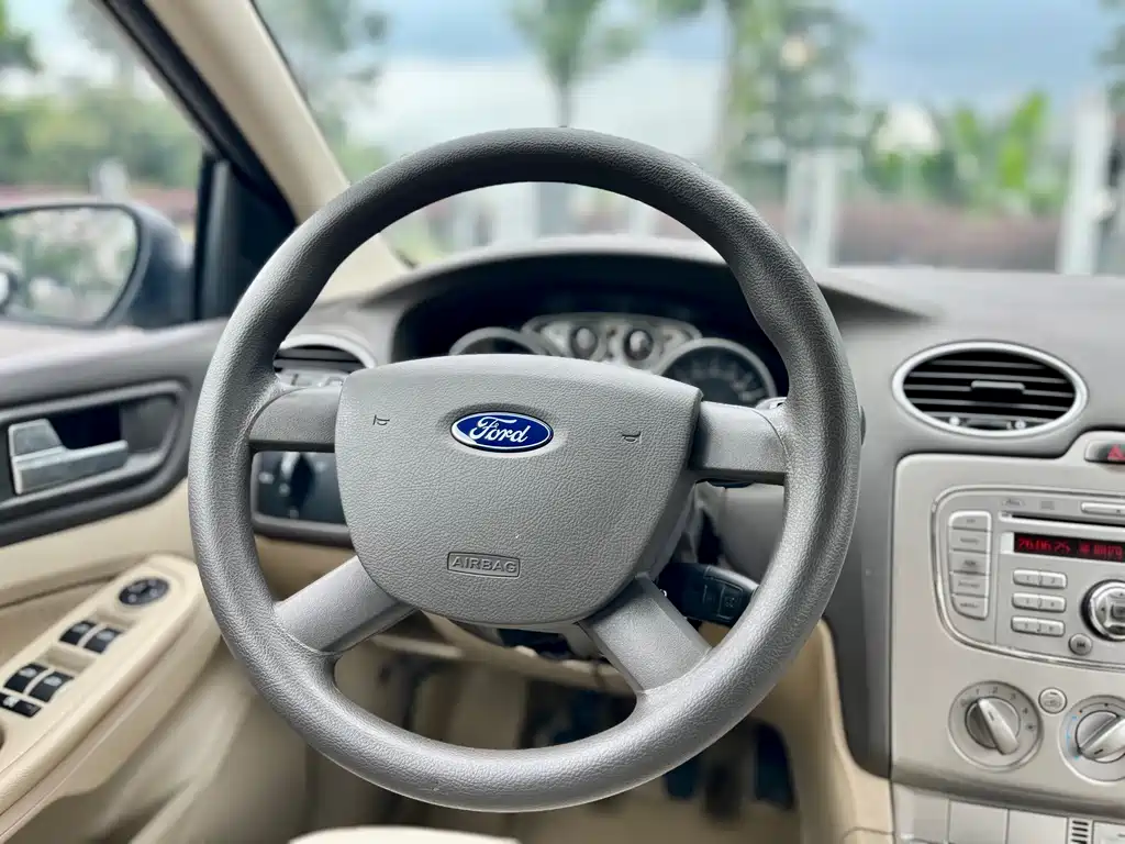 Ford Focus 2014 — фото 11