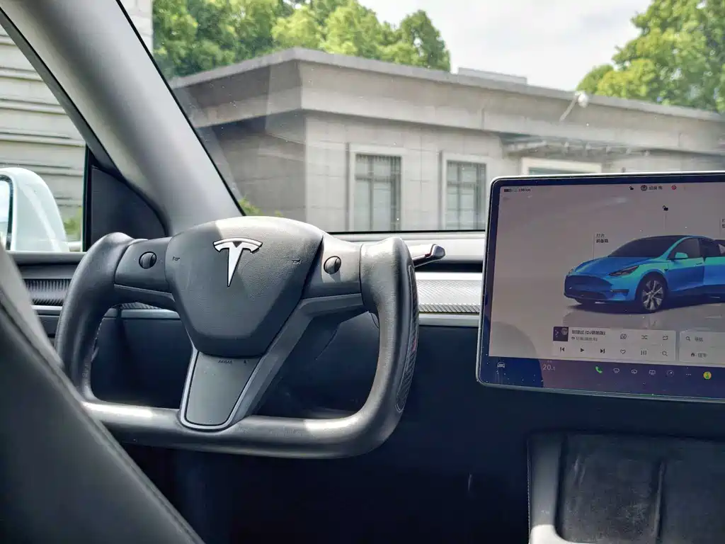 Tesla Model Y 2022 — фото 13