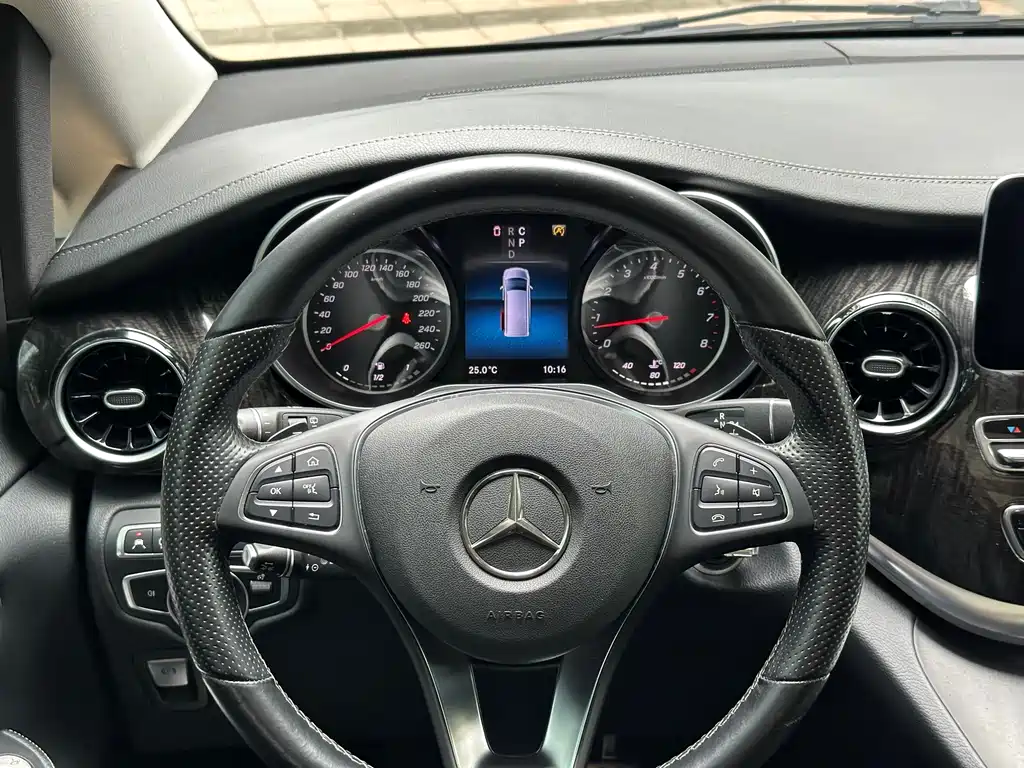Mercedes-Benz V-Class 2021 — фото 18