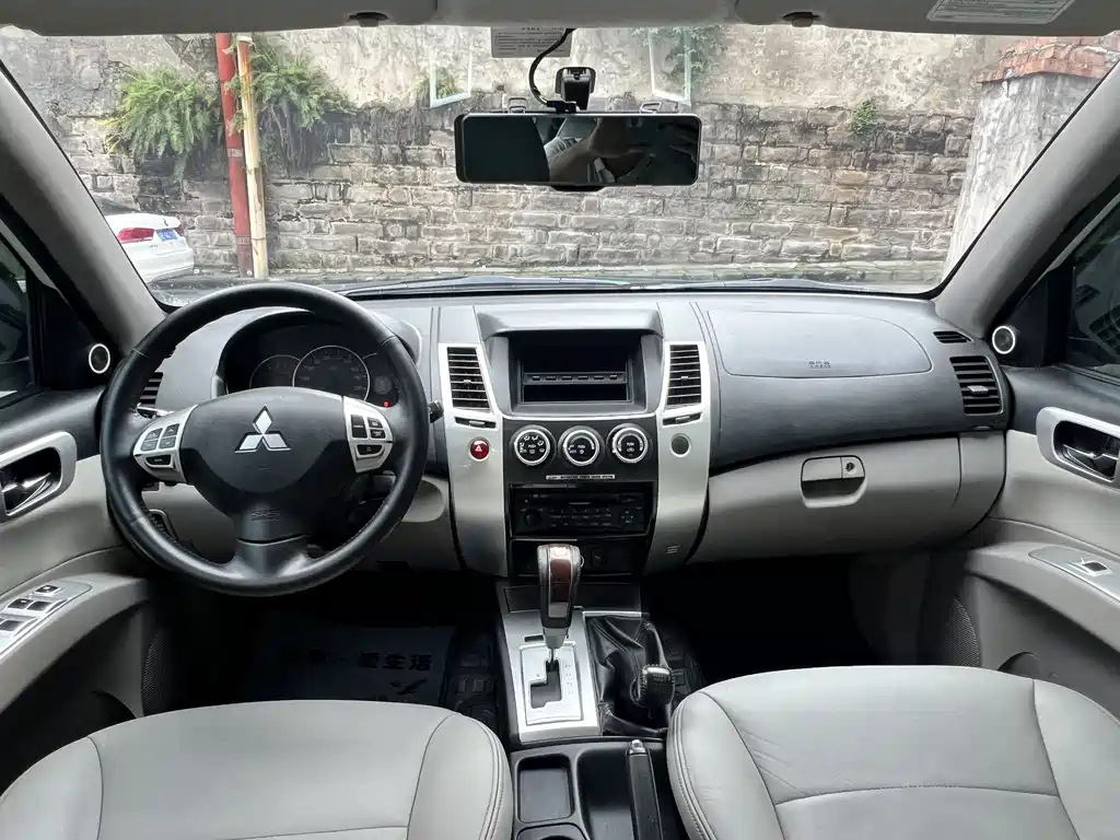 Mitsubishi Pajero Sport 2015