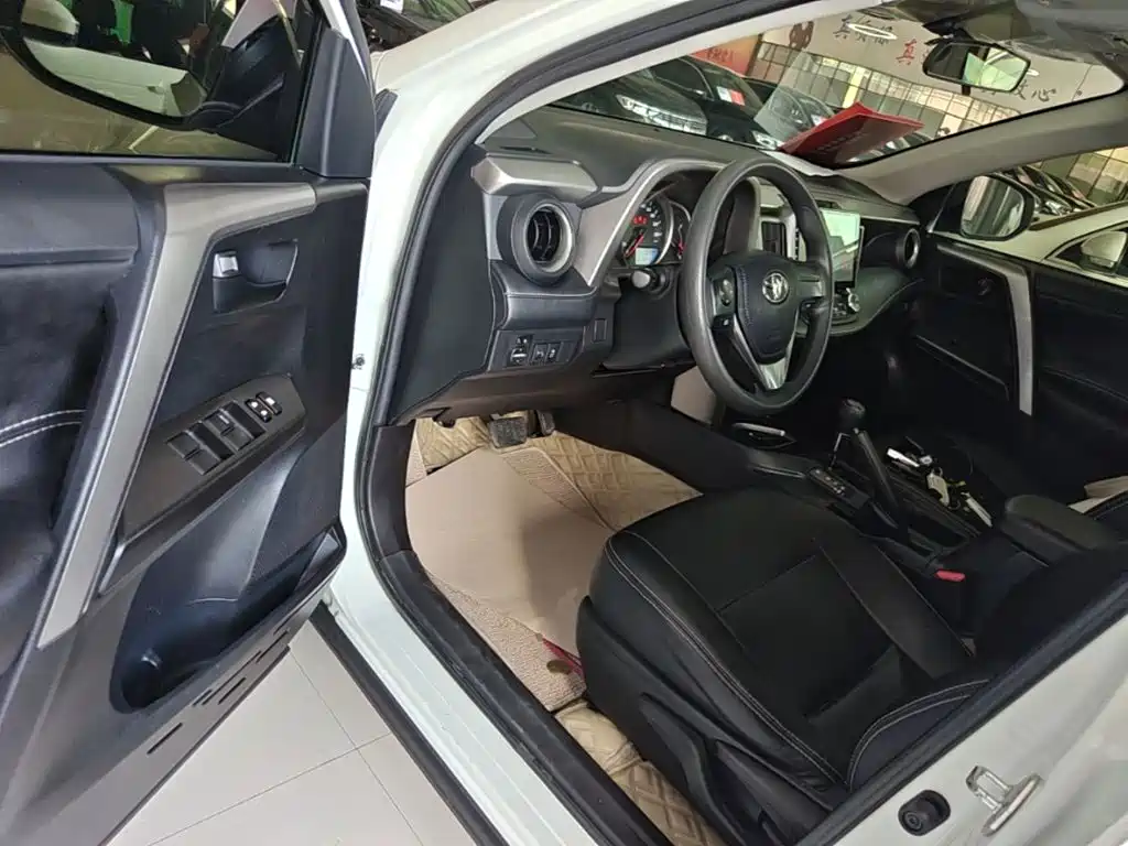 Toyota RAV4 2019 — фото 16