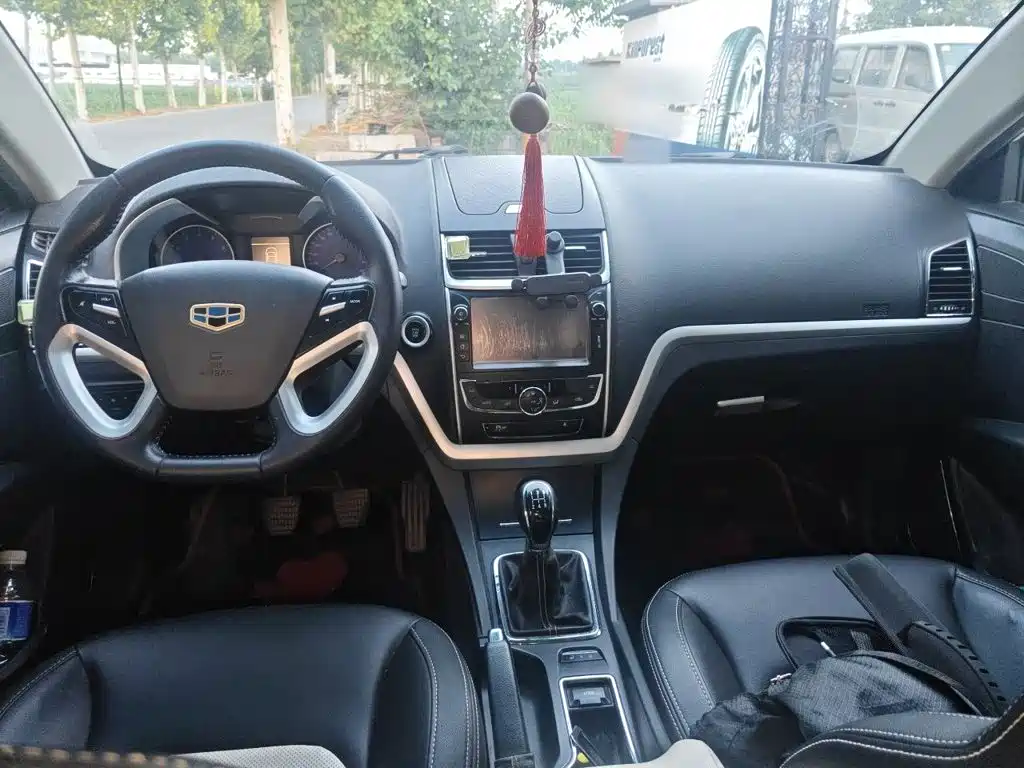 Geely Emgrand 2015 — фото 10