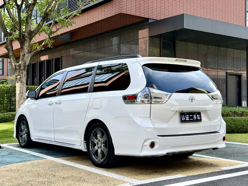 Toyota Sienna 2017 — фото 8