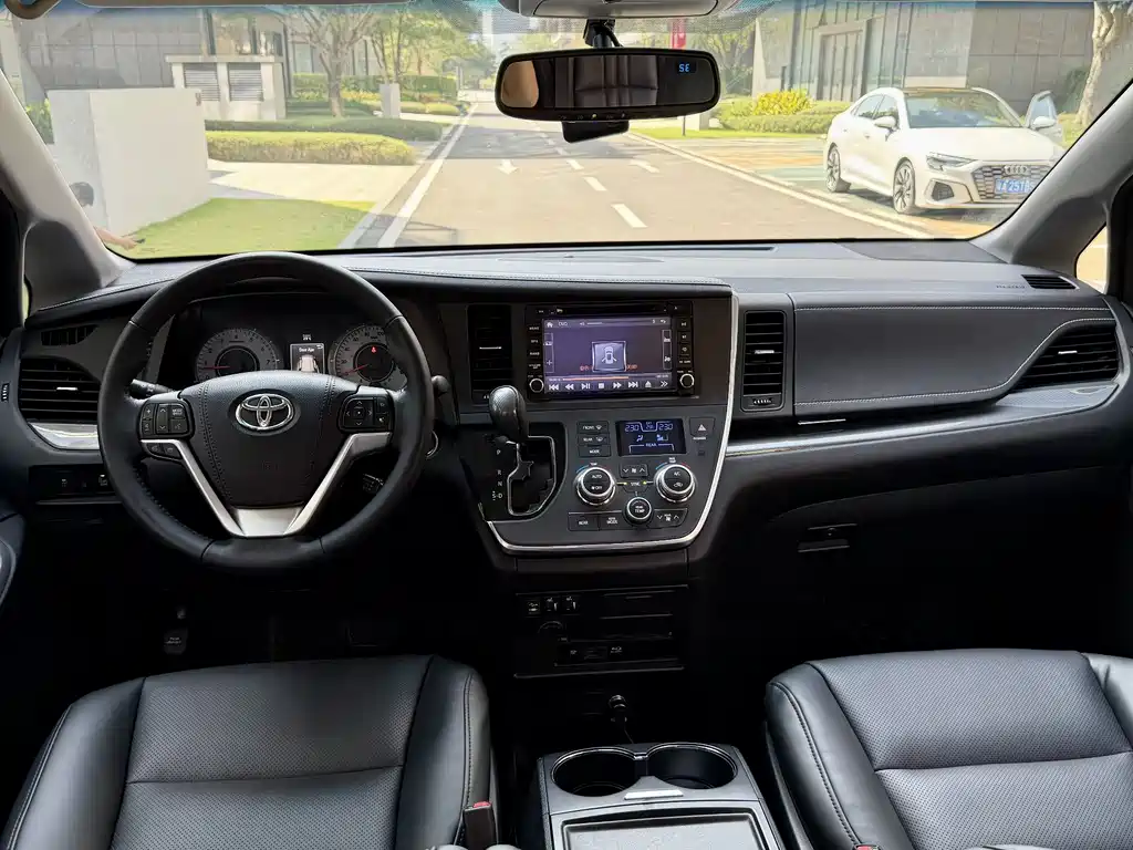 Toyota Sienna 2017 — фото 26