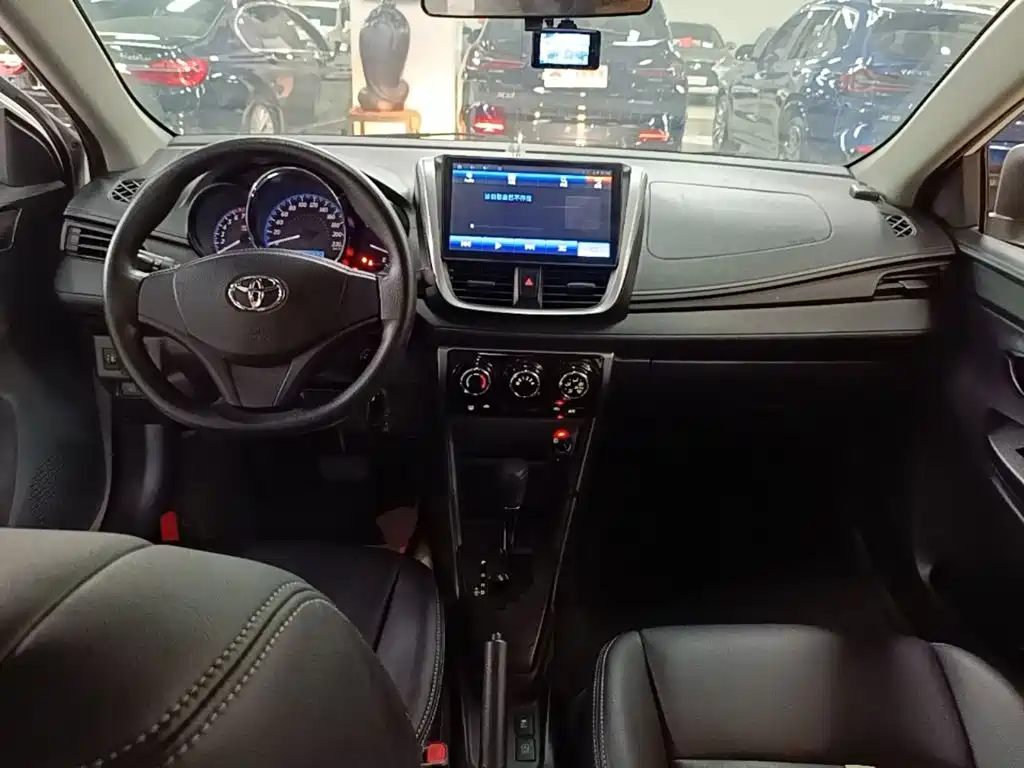 Toyota Yaris L 2019 — фото 10