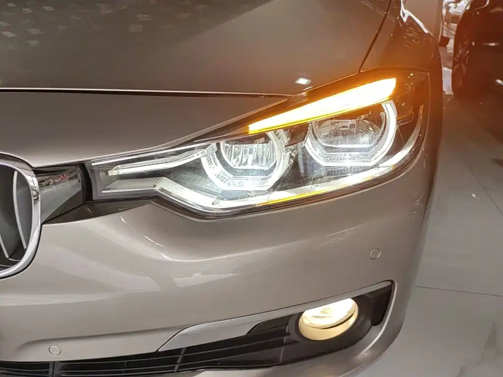 BMW 3 Series 2018 — фото 24
