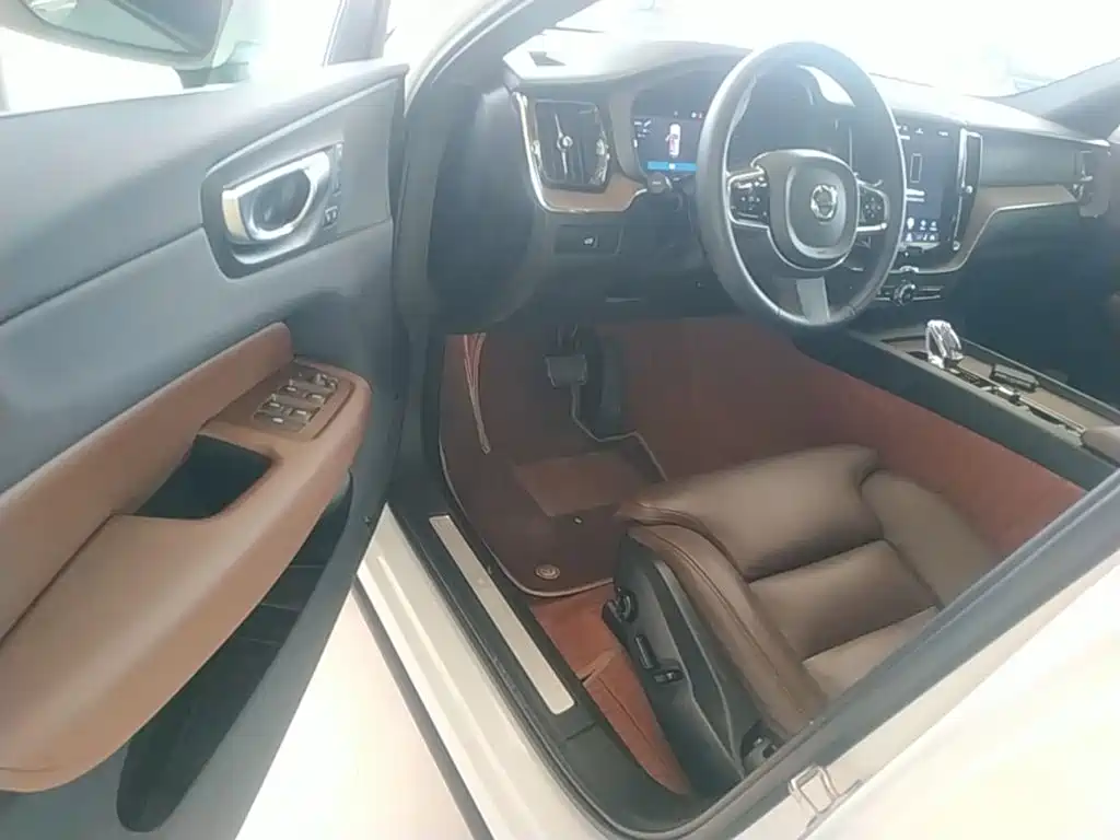 Volvo XC60 2023 — фото 16
