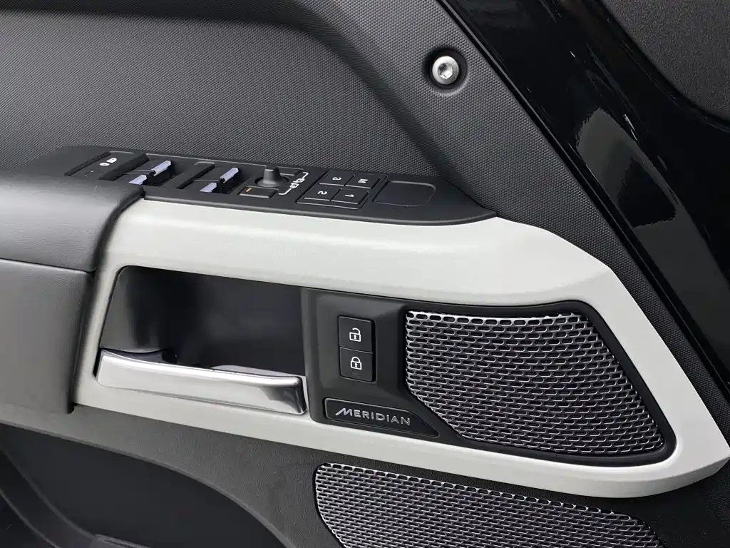 Land Rover Defender 2023 — фото 22