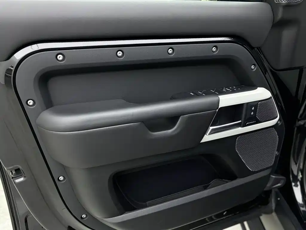 Land Rover Defender 2023 — фото 21