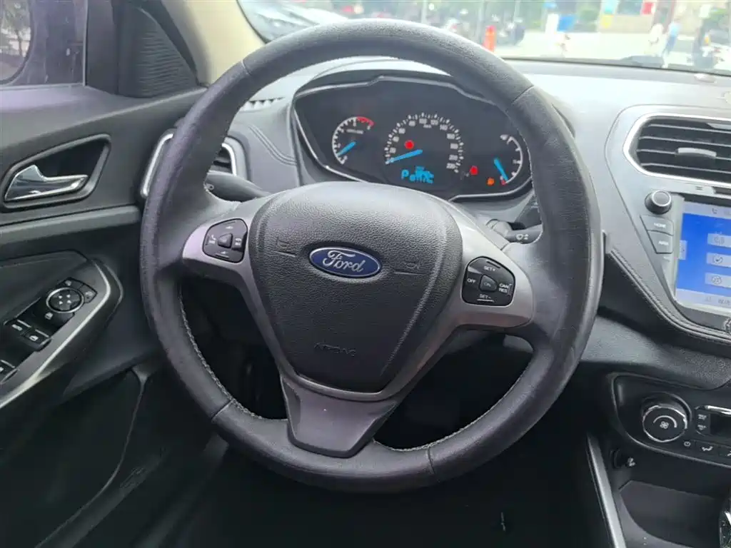 Ford Escort 2015 — фото 11
