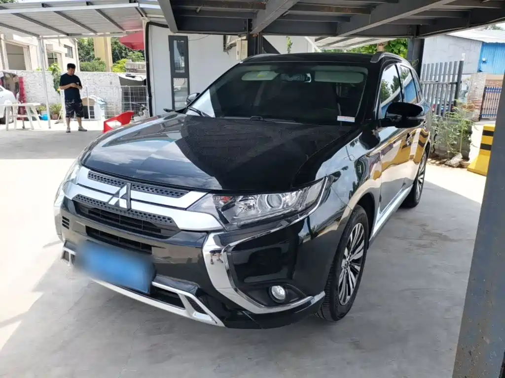 Mitsubishi Outlander 2021 — фото 1
