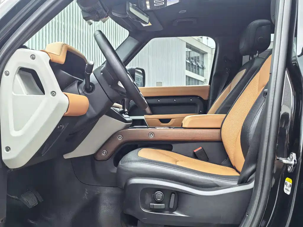 Land Rover Defender 2024