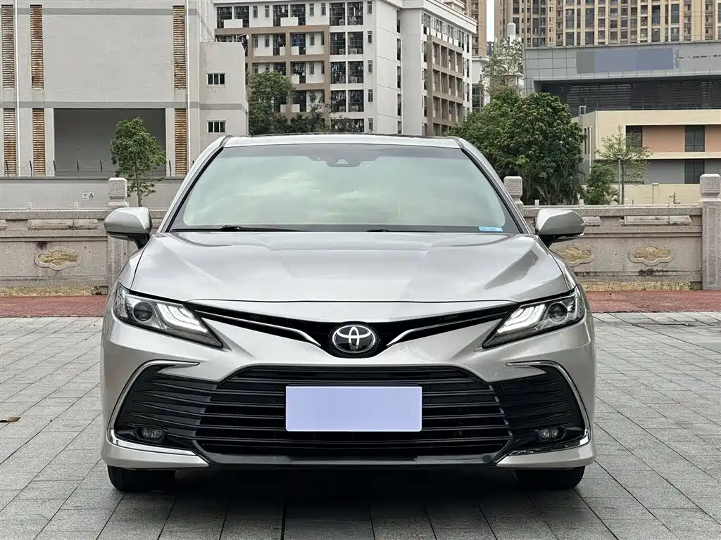 Toyota Camry 2022 — фото 2