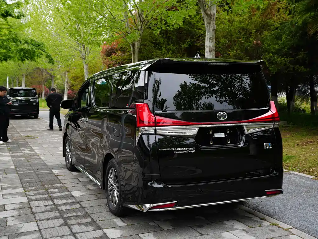 Toyota Vellfire 2023 — фото 9