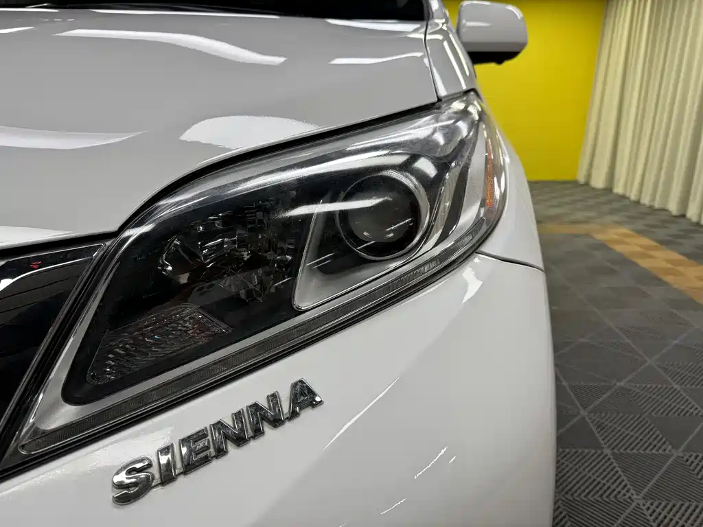 Toyota Sienna 2015 — фото 12