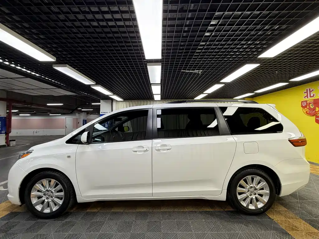 Toyota Sienna 2015 — фото 10