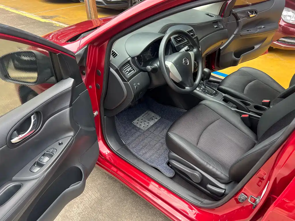 Nissan Tiida 2015