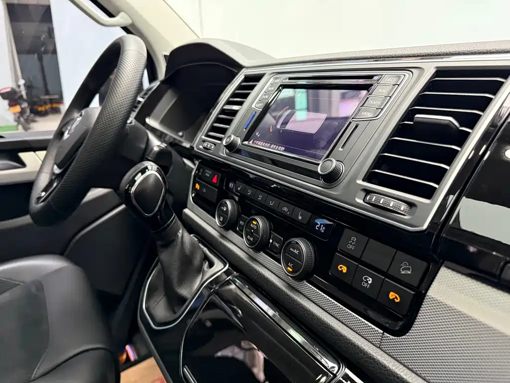 Volkswagen Multivan 2017 — фото 27