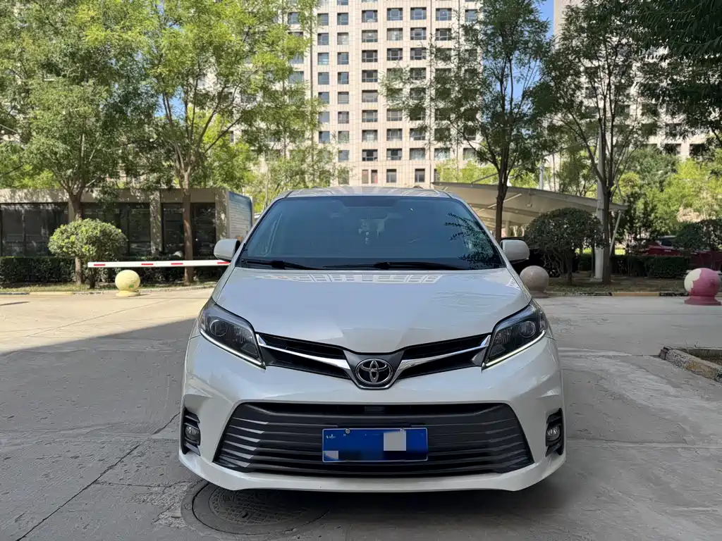 Toyota Sienna 2019 — фото 1