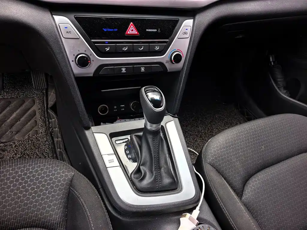 Hyundai Elantra 2017 — фото 14