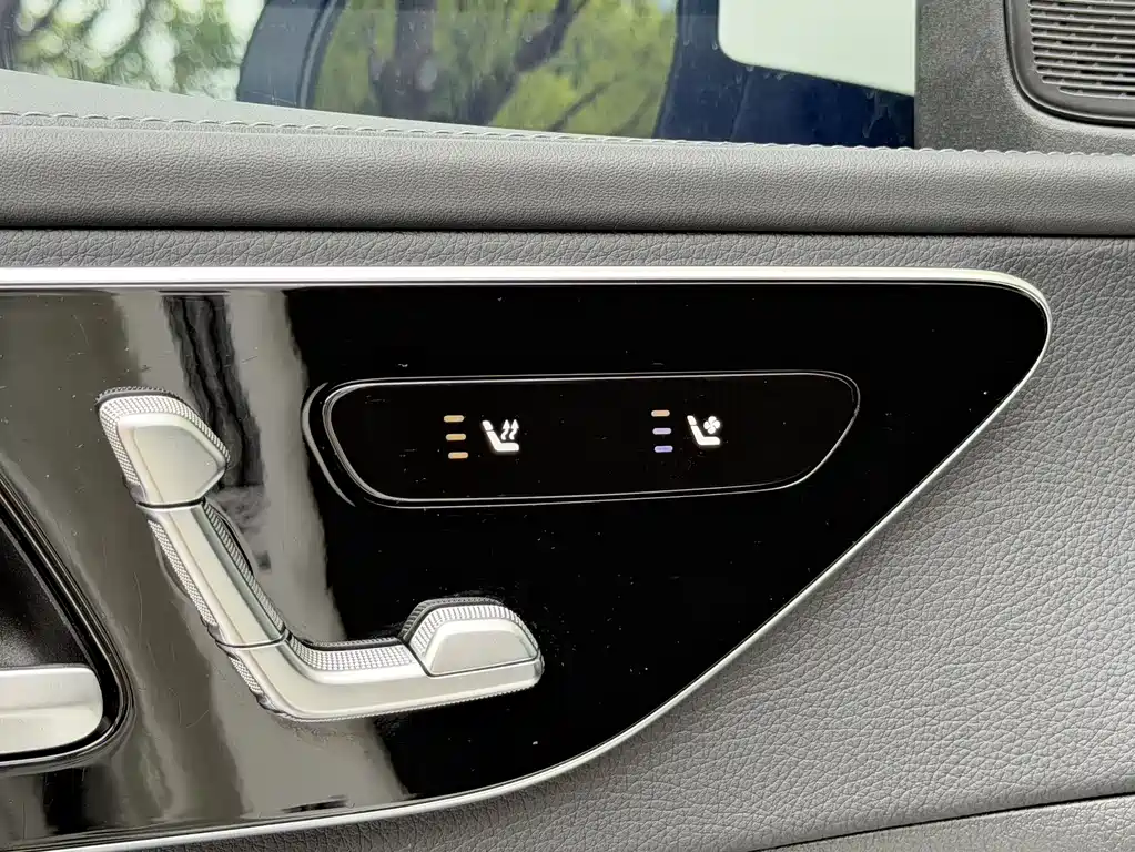 Mercedes-Benz C-Class 2024 — фото 12