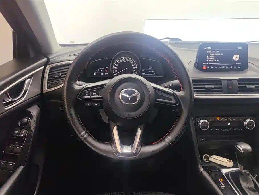 Mazda 3 Axela 2019 — фото 15
