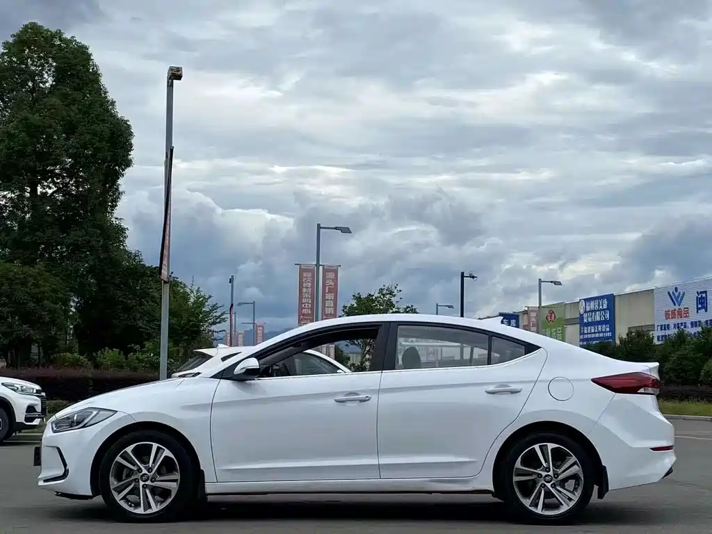 Hyundai Elantra 2017 — фото 9