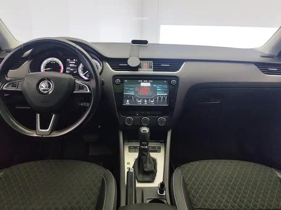 Skoda Octavia 2017 — фото 12