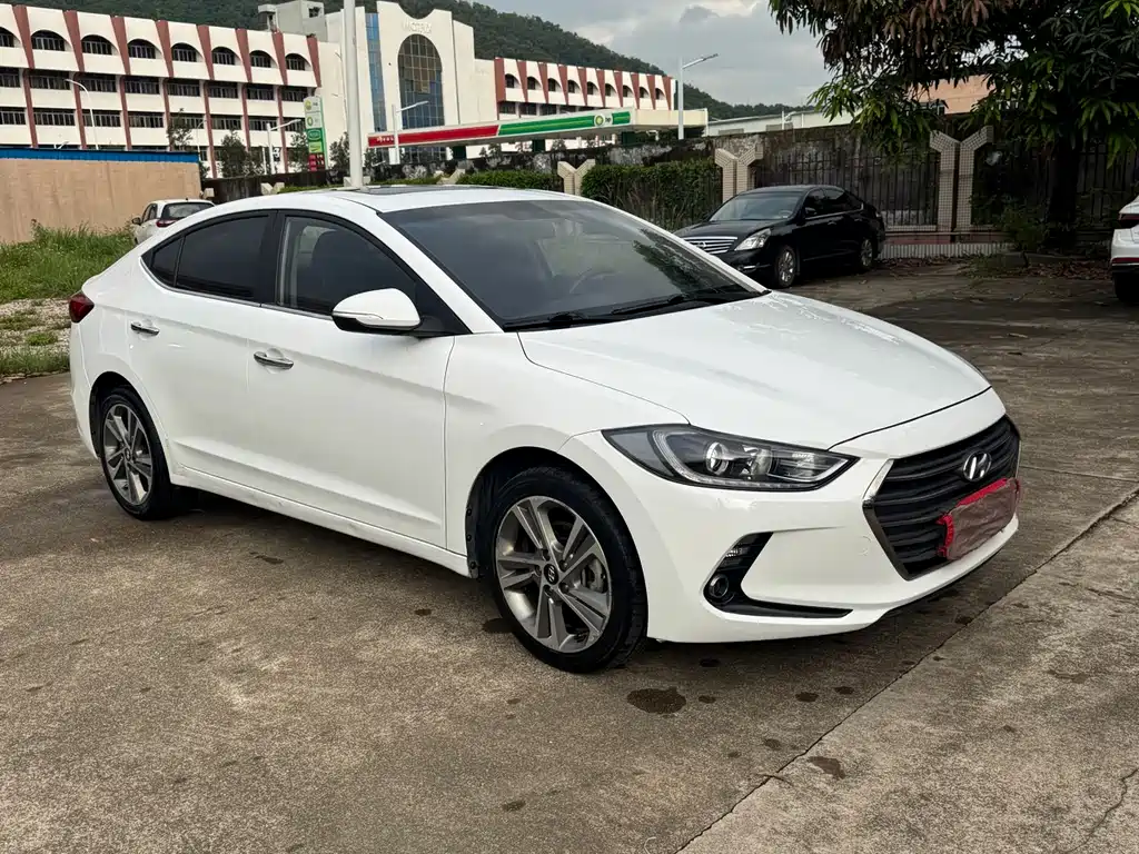 Hyundai Elantra 2018 — фото 3