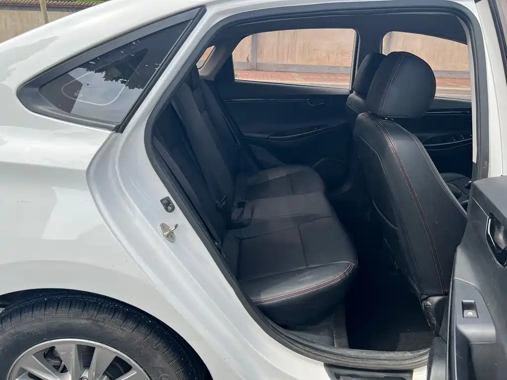 Hyundai Elantra 2018 — фото 16